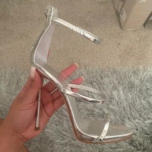 Beautiful Giuseppe Zanotti silver Metallic Harmony Heels in excellent condition